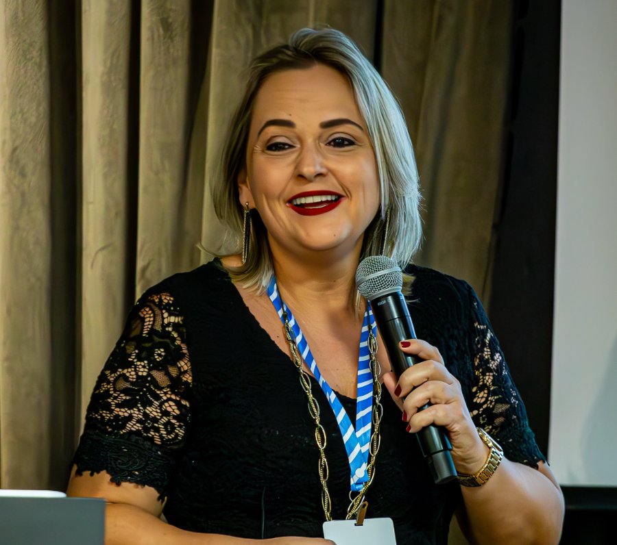 Aline Pintor speaking